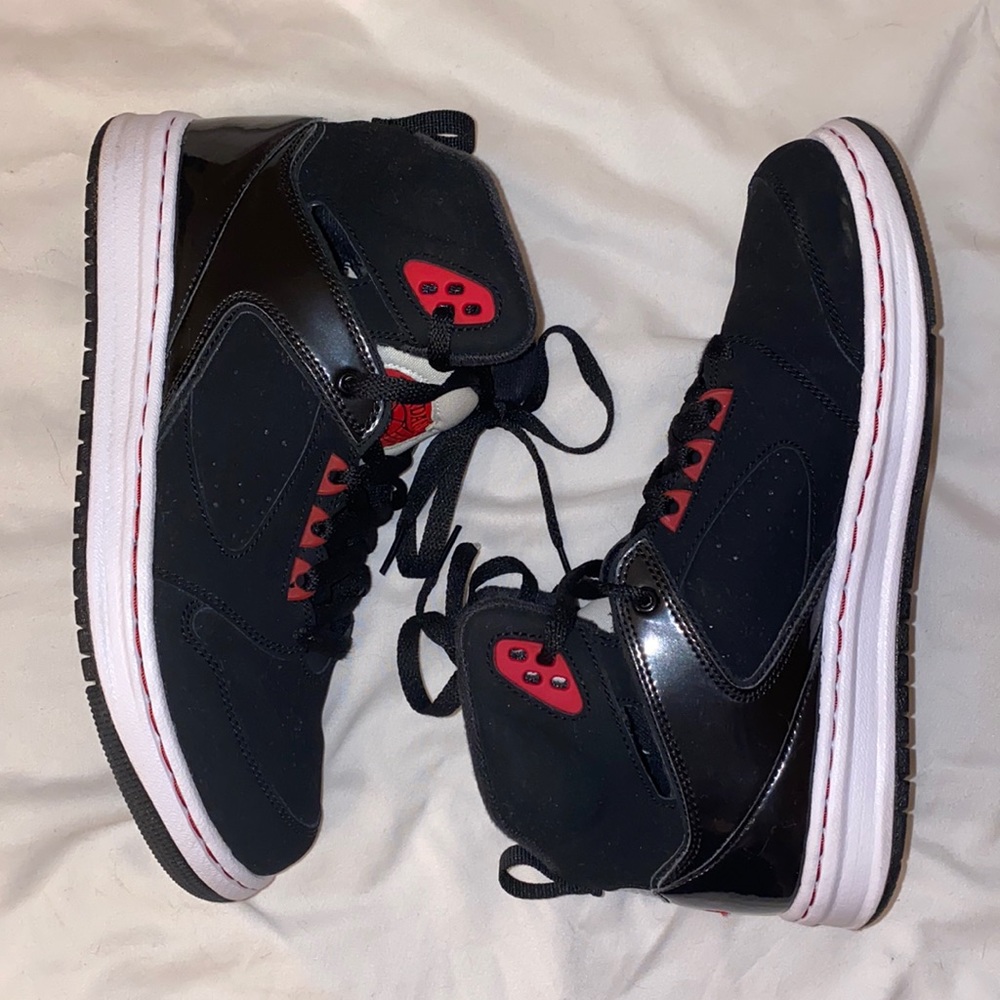 Authentic Jordan 60+ Black / Red GS 7.0Y